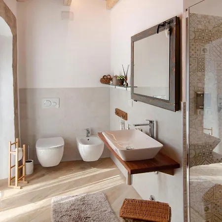 Thari House * Naggio (Lombardy)