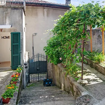 Thari House 펜션 Naggio (Lombardy)